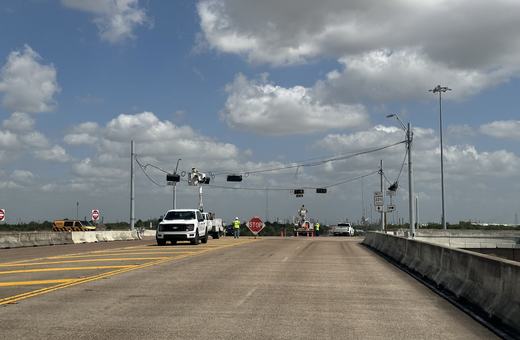 Signal work on a bridge intersection